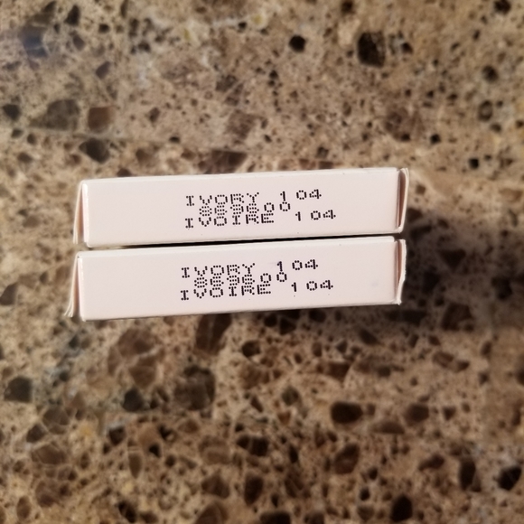 Ivory 104: Dual-Coverage Powder Foundation - Picture 4 of 4